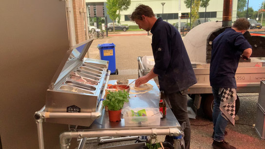 RVS werktafel met losse opzetkoeling op onderstel RVS werktafel met losse opzetkoeling op onderstel